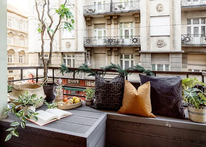 Chill On The Screened Balcony-Budapest Most Historic Landmarks